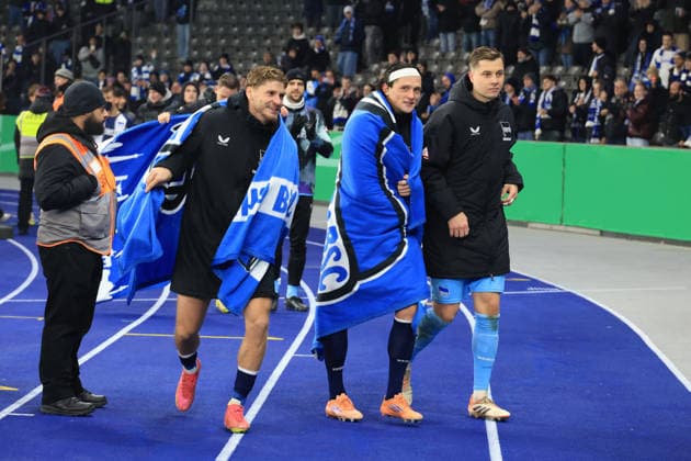 DEU, DFB-Pokal, Hertha BSC vs. 1.FC Kaiserslautern, 02.12.2025, Berliner Olympiastadion, Berlin, DEU, DFB-Pokal, Hertha BSC vs. 1.FC Kaiserslautern, im Bild Hertha-Spielerkreis, Fabian Reese (Hertha BSC Berlin 11), Tjark Ernst (Hertha BSC Berlin 1), Marton Dardai (Hertha BSC Berlin 31) DFL - regulations prohibit any use of Photographs as image sequences and or quasi-video