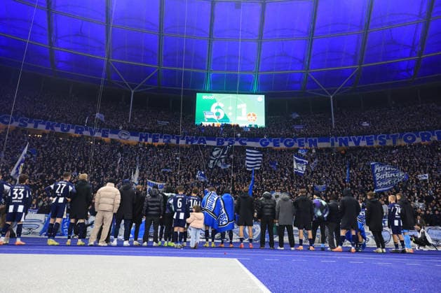 DEU, DFB-Pokal, Hertha BSC vs. 1.FC Kaiserslautern, 02.12.2025, Berliner Olympiastadion, Berlin, DEU, DFB-Pokal, Hertha BSC vs. 1.FC Kaiserslautern, im Bild Hertha-Spielerkreis,, Anzeigetafel mit dem Endergebnis, 6:1 DFL - regulations prohibit any use of Photographs as image sequences and or quasi-video