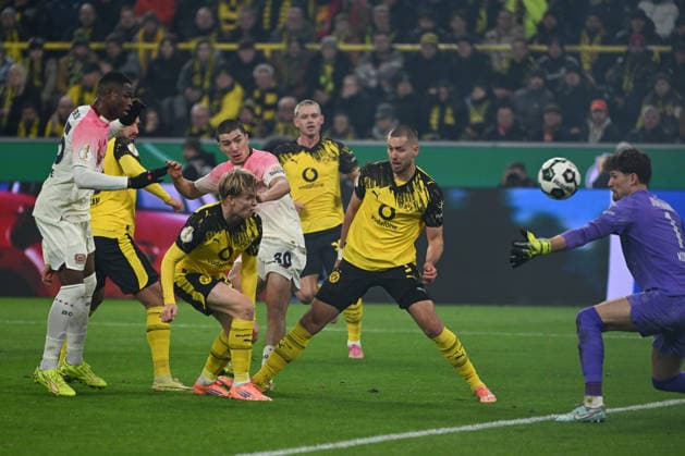 02.12.2025, xjhx, Fussball DFB Pokal Achtelfinale, Borussia Dortmund - Bayer 04 Leverkusen emspor, v.l. Ibrahim Maza (Leverkusen, 30) schiesst Tor, schießt, Torschuetze, erzielt Tor, Treffer, scores the goal 0:1 (DFL DFB REGULATIONS PROHIBIT ANY USE OF PHOTOGRAPHS as IMAGE SEQUENCES and or QUASI-VIDEO) Dortmund