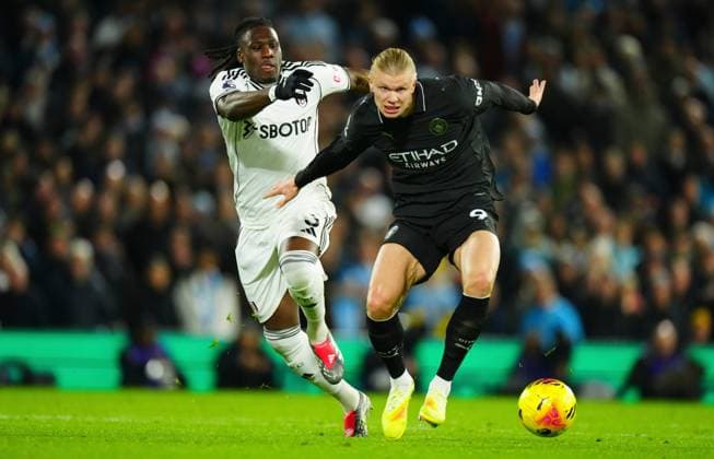 Calvin Bassey of Fulham battles with Erling Haaland of Manchester City Fulham v Manchester City, Premier League, Football, Craven Cottage, London, UK - 02 Dec 2025London Craven Cottage United Kingdom EDITORIAL USE ONLY No use with unauthorised audio, video, data, fixture lists, club league logos or live services. Online in-match use limited to 120 images, no video emulation. No use in betting, games or single club league player publications. Copyright: xJavierxGarcia Shutterstockx 16005566ay