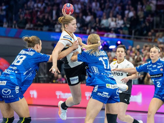 Nina Engel (Deutschland, 08) im Duell mit Pernille Brandenborg (Faroe Islands, 18) und Liv Zachariasen (Faroe Islands, 17), Deutschland vs. Faroe Islands, Handball, Weltmeisterschaft, Frauen, Spielzeit 2025 2026, 02.12.2025, Deutschland vs. Faroe Islands, Handball, Weltmeisterschaft, Frauen, Spielzeit 2025 2026, 02.12.2025 Dortmund Copyright: xEibner-Pressefoto MichaelxSchmidx EP_MST
