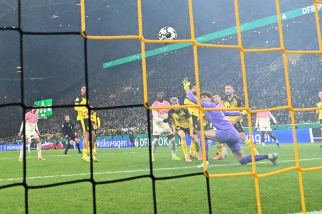 02.12.2025, xjhx, Fussball DFB Pokal Achtelfinale, Borussia Dortmund - Bayer 04 Leverkusen emspor, v.l. Ibrahim Maza (Leverkusen, 30) schiesst Tor, schießt, Torschuetze, erzielt Tor, Treffer, scores the goal 0:1 (DFL DFB REGULATIONS PROHIBIT ANY USE OF PHOTOGRAPHS as IMAGE SEQUENCES and or QUASI-VIDEO) Dortmund