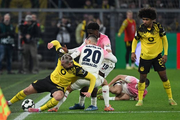 02.12.2025, xjhx, Fussball DFB Pokal Achtelfinale, Borussia Dortmund - Bayer 04 Leverkusen emspor, v.l. Julian Ryerson (Dortmund, 26), Alejandro Grimaldo (Leverkusen, 20) Zweikampf, Duell, Kampf, tackle (DFL DFB REGULATIONS PROHIBIT ANY USE OF PHOTOGRAPHS as IMAGE SEQUENCES and or QUASI-VIDEO) Dortmund