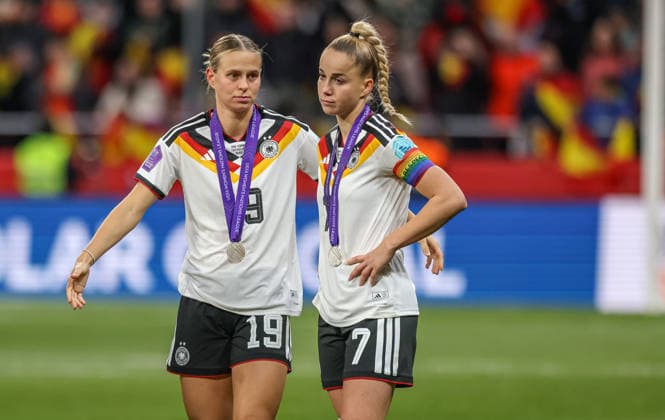 ESP, Madrid, Spanien vs Deutschland, Länderspiel, Fussball, UEFA, Spielzeit 2025 2026, Womens Nations League, Riyadh Air Metropolitano, Finale im Bild: Enttäuschung bei Deutschland nach der Niederlage im Finale gegen Spanien, Klara Bühl (Deutschland 19), Giulia Gwinn (Deutschland 7) DFB DFL REGULATIONS PROHIBIT ANY USE OF PHOTOGRAPHS AS IMAGE SEQUENCES AND OR QUASI-VIDEO, 02.12.2025 Copyright: HMBxMedia HendrikxHamelau