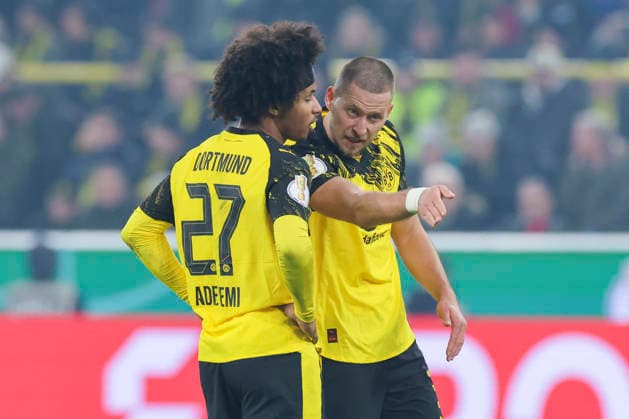 Karim Adeyemi (Borussia Dortmund) und Waldemar Anton (Borussia Dortmund) unterhalten sich, DFB-Pokal, Borussia Dortmund v Bayer 04 Leverkusen, Signal Iduna Park am 02. December 2025 in Dortmund, Deutschland. (Foto von Marco Steinbrenner DeFodi Images) Karim Adeyemi (Borussia Dortmund) und Waldemar Anton (Borussia Dortmund) talk together, DFB-Pokal, Borussia Dortmund v Bayer 04 Leverkusen, Signal Iduna Park, December 2, 2025 in Dortmund, Germany. (Photo by Marco Steinbrenner DeFodi Images) DFB DFL REGULATIONS PROHIBIT ANY USE OF PHOTOGRAPHS AS IMAGE SEQUENCES AND OR QUASI-VIDEO.