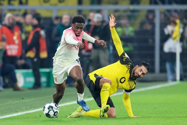 Ernest Poku (Bayer 04 Leverkusen) und Emre Can (Borussia Dortmund) kaempfen um den Ball, DFB-Pokal, Borussia Dortmund v Bayer 04 Leverkusen, Signal Iduna Park am 02. December 2025 in Dortmund, Deutschland. (Foto von Marco Steinbrenner DeFodi Images) Ernest Poku (Bayer 04 Leverkusen) und Emre Can (Borussia Dortmund) battle for the ball, DFB-Pokal, Borussia Dortmund v Bayer 04 Leverkusen, Signal Iduna Park, December 2, 2025 in Dortmund, Germany. (Photo by Marco Steinbrenner DeFodi Images) DFB DFL REGULATIONS PROHIBIT ANY USE OF PHOTOGRAPHS AS IMAGE SEQUENCES AND OR QUASI-VIDEO.