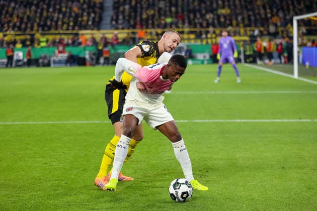 Zweikampf zwischen Christian Kofane (Bayer Leverkusen) und Waldemar Anton (Borussia Dortmund) GER, Borussia Dortmund gegen Bayer Leverkusen, Fussball, DFB-Pokal, Achtelfinale, Spielzeit 2025 2026, 02.12.2025 DFL REGULATIONS PROHIBIT ANY USE OF PHOTOGRAPHS AS IMAGE SEQUENCES AND OR QUASI-VIDEO GER, Borussia Dortmund gegen Bayer Leverkusen, Fussball, DFB-Pokal, Achtelfinale, Spielzeit 2025 2026, 02.12.2025 Dortmund Copyright: xEibner-Pressefoto FrankxZeisingx EP_FZG