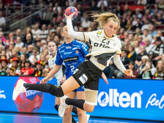 Annika Lott (Deutschland, 23) kommt frei zum Wurf, Deutschland vs. Faroe Islands, Handball, Weltmeisterschaft, Frauen, Spielzeit 2025 2026, 02.12.2025, Deutschland vs. Faroe Islands, Handball, Weltmeisterschaft, Frauen, Spielzeit 2025 2026, 02.12.2025 Dortmund Copyright: xEibner-Pressefoto MichaelxSchmidx EP_MST