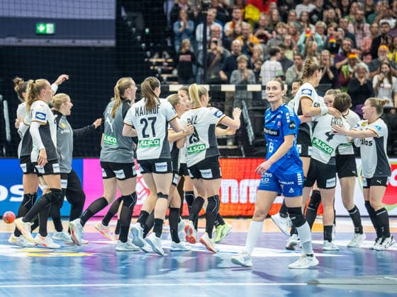 Die deutsche Mannschaft jubelt nach dem Sieg, Deutschland vs. Faroe Islands, Handball, Weltmeisterschaft, Frauen, Spielzeit 2025 2026, 02.12.2025, Deutschland vs. Faroe Islands, Handball, Weltmeisterschaft, Frauen, Spielzeit 2025 2026, 02.12.2025 Dortmund Copyright: xEibner-Pressefoto MichaelxSchmidx EP_MST
