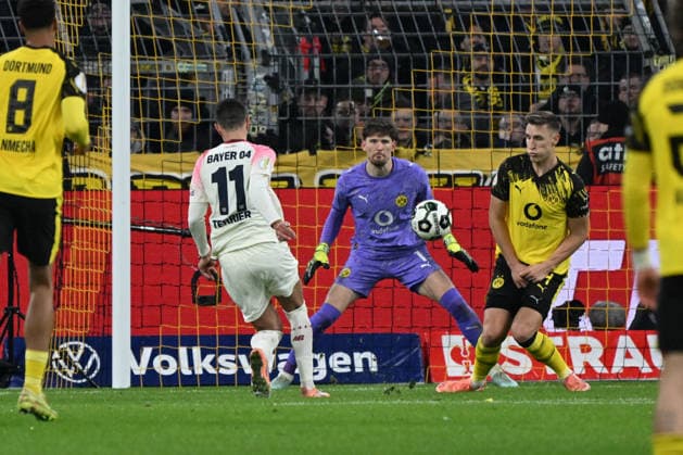 02.12.2025, xjhx, Fussball DFB Pokal Achtelfinale, Borussia Dortmund - Bayer 04 Leverkusen emspor, v.l. Martin Terrier (Leverkusen, 11) schiesst Tor, schießt, Torschuetze, erzielt Tor, Treffer, scores the goal 0:2 Abseits Abseitstor, aberkannt, VAR (DFL DFB REGULATIONS PROHIBIT ANY USE OF PHOTOGRAPHS as IMAGE SEQUENCES and or QUASI-VIDEO) Dortmund