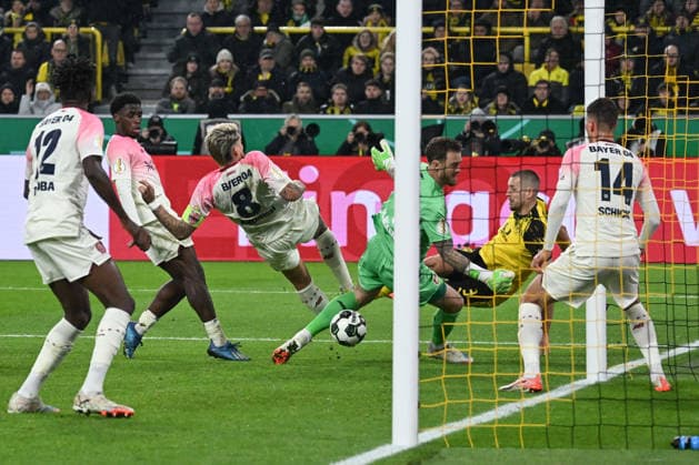 02.12.2025, xjhx, Fussball DFB Pokal Achtelfinale, Borussia Dortmund - Bayer 04 Leverkusen emspor, v.l. Maximilian Beier (Dortmund, 14), Robert Andrich (Leverkusen, 8), Mark Flekken (Leverkusen, 1) , Waldemar Anton (Dortmund, 3) schiesst den Ball aufs Tor, Torschuss, Schuss (DFL DFB REGULATIONS PROHIBIT ANY USE OF PHOTOGRAPHS as IMAGE SEQUENCES and or QUASI-VIDEO) Dortmund