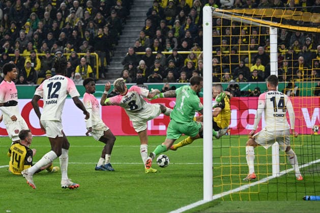02.12.2025, xjhx, Fussball DFB Pokal Achtelfinale, Borussia Dortmund - Bayer 04 Leverkusen emspor, v.l. Maximilian Beier (Dortmund, 14), Robert Andrich (Leverkusen, 8), Mark Flekken (Leverkusen, 1) , Waldemar Anton (Dortmund, 3) schiesst den Ball aufs Tor, Torschuss, Schuss (DFL DFB REGULATIONS PROHIBIT ANY USE OF PHOTOGRAPHS as IMAGE SEQUENCES and or QUASI-VIDEO) Dortmund