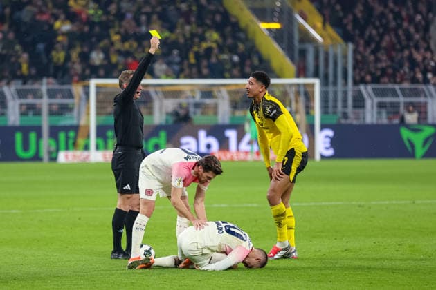 Gelbe Karte fuer Jobe Bellingham (Borussia Dortmund) GER, Borussia Dortmund gegen Bayer Leverkusen, Fussball, DFB-Pokal, Achtelfinale, Spielzeit 2025 2026, 02.12.2025 DFL REGULATIONS PROHIBIT ANY USE OF PHOTOGRAPHS AS IMAGE SEQUENCES AND OR QUASI-VIDEO GER, Borussia Dortmund gegen Bayer Leverkusen, Fussball, DFB-Pokal, Achtelfinale, Spielzeit 2025 2026, 02.12.2025 Dortmund Copyright: xEibner-Pressefoto FrankxZeisingx EP_FZG
