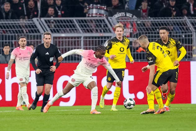 Nathan Tella (Bayer Leverkusen) , Waldemar Anton (Borussia Dortmund) GER, Borussia Dortmund gegen Bayer Leverkusen, Fussball, DFB-Pokal, Achtelfinale, Spielzeit 2025 2026, 02.12.2025 DFL REGULATIONS PROHIBIT ANY USE OF PHOTOGRAPHS AS IMAGE SEQUENCES AND OR QUASI-VIDEO GER, Borussia Dortmund gegen Bayer Leverkusen, Fussball, DFB-Pokal, Achtelfinale, Spielzeit 2025 2026, 02.12.2025 Dortmund Copyright: xEibner-Pressefoto FrankxZeisingx EP_FZG