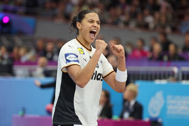 GER, Dortmund, 27th Wommen s World Championship, WM, Weltmeisterschaft 2025, Hauptrunde Main Round, Gruppe II 1. Runde: Deutschland Germany (GER) vs. Färöer Inseln Faroe Icland (FRO) 02.12.2025, Westfalenhalle, Dortmund, GER, Dortmund, 27th Wommen s World Championship 2025, Hauptrunde Main Round, Gruppe II 1. Runde: Deutschland Germany (GER) vs. Färöer Inseln Faroe Icland (FRO) , im Bild: Torjubel Jubel Jubellauf, Aimà e von Pereira (Ger 49),