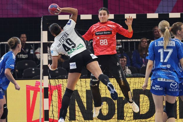 GER, Dortmund, 27th Wommen s World Championship, WM, Weltmeisterschaft 2025, Hauptrunde Main Round, Gruppe II 1. Runde: Deutschland Germany (GER) vs. Färöer Inseln Faroe Icland (FRO) 02.12.2025, Westfalenhalle, Dortmund, GER, Dortmund, 27th Wommen s World Championship 2025, Hauptrunde Main Round, Gruppe II 1. Runde: Deutschland Germany (GER) vs. Färöer Inseln Faroe Icland (FRO) , im Bild: 7 Meter Aimà e von Pereira (Ger 49), gegen Rakul WARDUM (FRO 88),