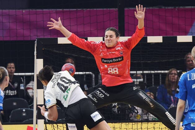 GER, Dortmund, 27th Wommen s World Championship, WM, Weltmeisterschaft 2025, Hauptrunde Main Round, Gruppe II 1. Runde: Deutschland Germany (GER) vs. Färöer Inseln Faroe Icland (FRO) 02.12.2025, Westfalenhalle, Dortmund, GER, Dortmund, 27th Wommen s World Championship 2025, Hauptrunde Main Round, Gruppe II 1. Runde: Deutschland Germany (GER) vs. Färöer Inseln Faroe Icland (FRO) , im Bild: 7 Meter Aimà e von Pereira (Ger 49), gegen Rakul WARDUM (FRO 88),
