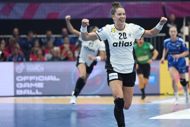 GER, Dortmund, 27th Wommen s World Championship, WM, Weltmeisterschaft 2025, Hauptrunde Main Round, Gruppe II 1. Runde: Deutschland Germany (GER) vs. Färöer Inseln Faroe Icland (FRO) 02.12.2025, Westfalenhalle, Dortmund, GER, Dortmund, 27th Wommen s World Championship 2025, Hauptrunde Main Round, Gruppe II 1. Runde: Deutschland Germany (GER) vs. Färöer Inseln Faroe Icland (FRO) , im Bild: Torjubel Jubel Jubellauf, Emily Vogel (Ger 20),