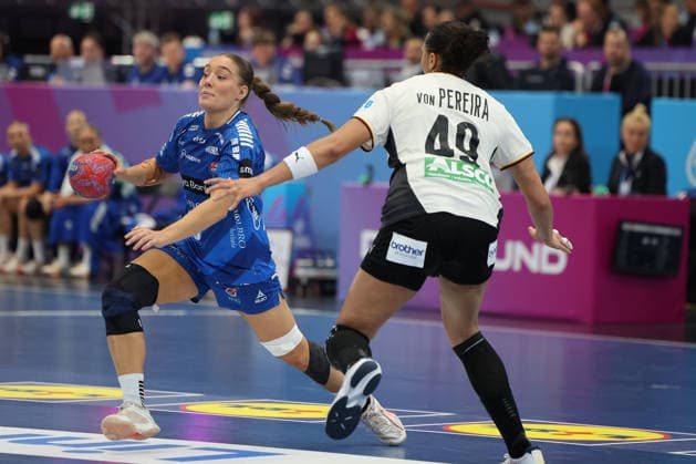 GER, Dortmund, 27th Wommen s World Championship, WM, Weltmeisterschaft 2025, Hauptrunde Main Round, Gruppe II 1. Runde: Deutschland Germany (GER) vs. Färöer Inseln Faroe Icland (FRO) 02.12.2025, Westfalenhalle, Dortmund, GER, Dortmund, 27th Wommen s World Championship 2025, Hauptrunde Main Round, Gruppe II 1. Runde: Deutschland Germany (GER) vs. Färöer Inseln Faroe Icland (FRO) , im Bild: Suna HANSEN (FRO 10), im Zweikampf gegen Aimà e von Pereira (Ger 49),