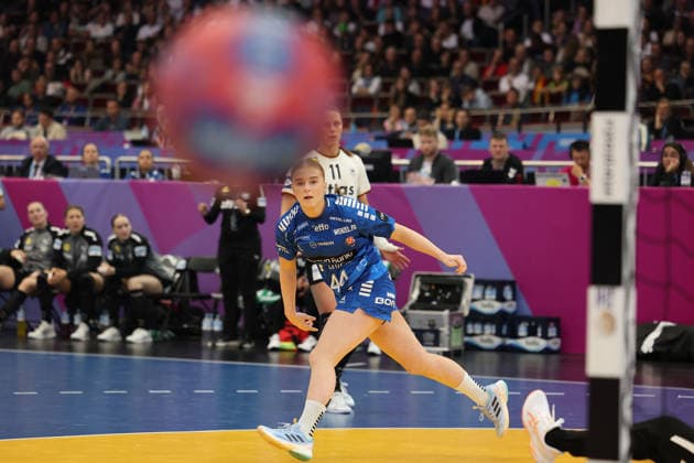 GER, Dortmund, 27th Wommen s World Championship, WM, Weltmeisterschaft 2025, Hauptrunde Main Round, Gruppe II 1. Runde: Deutschland Germany (GER) vs. Färöer Inseln Faroe Icland (FRO) 02.12.2025, Westfalenhalle, Dortmund, GER, Dortmund, 27th Wommen s World Championship 2025, Hauptrunde Main Round, Gruppe II 1. Runde: Deutschland Germany (GER) vs. Färöer Inseln Faroe Icland (FRO) , im Bild: das ist der Moment, den jeder Fotograf fuerchtet kurz bevor der Ball am Kopf landet.