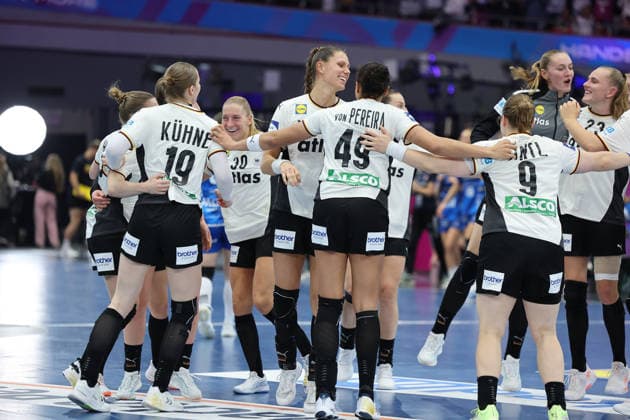GER, Dortmund, 27th Wommen s World Championship, WM, Weltmeisterschaft 2025, Hauptrunde Main Round, Gruppe II 1. Runde: Deutschland Germany (GER) vs. Färöer Inseln Faroe Icland (FRO) 02.12.2025, Westfalenhalle, Dortmund, GER, Dortmund, 27th Wommen s World Championship 2025, Hauptrunde Main Round, Gruppe II 1. Runde: Deutschland Germany (GER) vs. Färöer Inseln Faroe Icland (FRO) , im Bild: die deutschen Damen freuen sich ueber den Sieg Antje Döll (Ger 29), Jenny Behrend (Ger 30), Xenia Smits (Ger 11), Lisa Antl (Ger 9), Aimà e von Pereira (Ger 49), Markus Gaugisch Coach, Julia Maidhof (Ger 27), Annika Lott (Ger 23), Marie Vogel (Ger 14), Aimà e von Pereira (Ger 49),