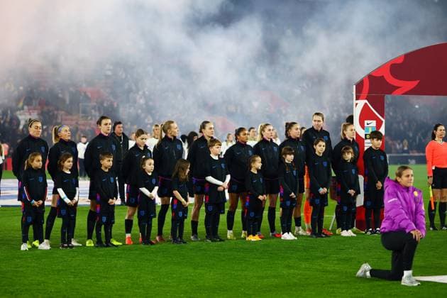 Players line up before kick off. England Women v Ghana Women, International Friendly, Länderspiel, Nationalmannschaft Football, St Mary s Stadium, Southampton, UK - 02 Dec 2025Southampton St Mary s Stadium United Kingdom EDITORIAL USE ONLY No use with unauthorised audio, video, data, fixture lists, club league logos or live services. Online in-match use limited to 120 images, no video emulation. No use in betting, games or single club league player publications. Copyright: xJamesxMarsh Shutterstockx 16005561cq