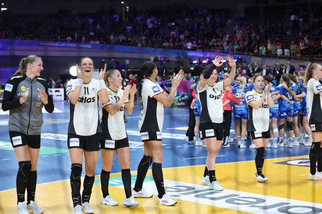 GER, Dortmund, 27th Wommen s World Championship, WM, Weltmeisterschaft 2025, Hauptrunde Main Round, Gruppe II 1. Runde: Deutschland Germany (GER) vs. Färöer Inseln Faroe Icland (FRO) 02.12.2025, Westfalenhalle, Dortmund, GER, Dortmund, 27th Wommen s World Championship 2025, Hauptrunde Main Round, Gruppe II 1. Runde: Deutschland Germany (GER) vs. Färöer Inseln Faroe Icland (FRO) , im Bild: die Deutschen Frauen verabschieden sich von den Zuschauern Xenia Smits (Ger 11), Jenny Behrend (Ger 30), Aimà e von Pereira (Ger 49), Alina Grijseels (Ger 4), Julia Maidhof (Ger 27),