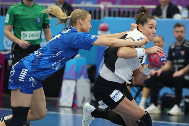 GER, Dortmund, 27th Wommen s World Championship, WM, Weltmeisterschaft 2025, Hauptrunde Main Round, Gruppe II 1. Runde: Deutschland Germany (GER) vs. Färöer Inseln Faroe Icland (FRO) 02.12.2025, Westfalenhalle, Dortmund, GER, Dortmund, 27th Wommen s World Championship 2025, Hauptrunde Main Round, Gruppe II 1. Runde: Deutschland Germany (GER) vs. Färöer Inseln Faroe Icland (FRO) , im Bild: Emily Vogel (Ger 20), im Zweikampf gegen Liv ZACHARIASEN (FRO 17),