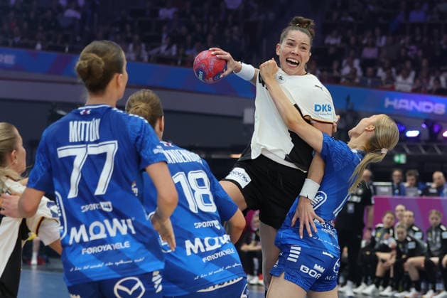 GER, Dortmund, 27th Wommen s World Championship, WM, Weltmeisterschaft 2025, Hauptrunde Main Round, Gruppe II 1. Runde: Deutschland Germany (GER) vs. Färöer Inseln Faroe Icland (FRO) 02.12.2025, Westfalenhalle, Dortmund, GER, Dortmund, 27th Wommen s World Championship 2025, Hauptrunde Main Round, Gruppe II 1. Runde: Deutschland Germany (GER) vs. Färöer Inseln Faroe Icland (FRO) , im Bild: Emily Vogel (Ger 20), im Zweikampf gegen Liv ZACHARIASEN (FRO 17),