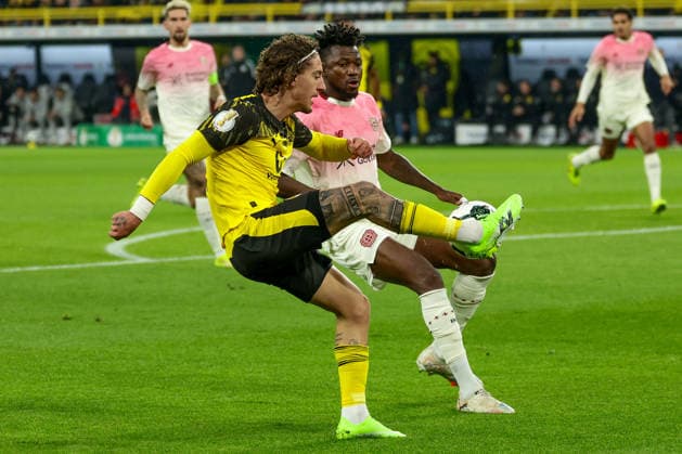 Dortmund, Signal Iduna Park, 02.12.25, GER, Herren, DFB-Pokal, Achtelfinale, Saison 2025 - 2026, Borussia Dortmund - Bayer 04 Leverkusen, Fabio Silva (Borussia Dortmund) und Edmond Tapsoba (Bayer 04 Leverkusen) im Zweikampf, DFB DFL REGULATIONS PROHIBIT ANY USE OF PHOTOGRAPHS AS IMAGE SEQUENCES AND OR QUASI-VIDEO. Copyright: JoachimxBywaletz xJB-Sportfoto