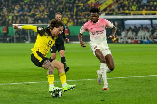 Dortmund, Signal Iduna Park, 02.12.25, GER, Herren, DFB-Pokal, Achtelfinale, Saison 2025 - 2026, Borussia Dortmund - Bayer 04 Leverkusen, Fabio Silva (Borussia Dortmund) und Edmond Tapsoba (Bayer 04 Leverkusen) im Zweikampf, DFB DFL REGULATIONS PROHIBIT ANY USE OF PHOTOGRAPHS AS IMAGE SEQUENCES AND OR QUASI-VIDEO. Copyright: JoachimxBywaletz xJB-Sportfoto