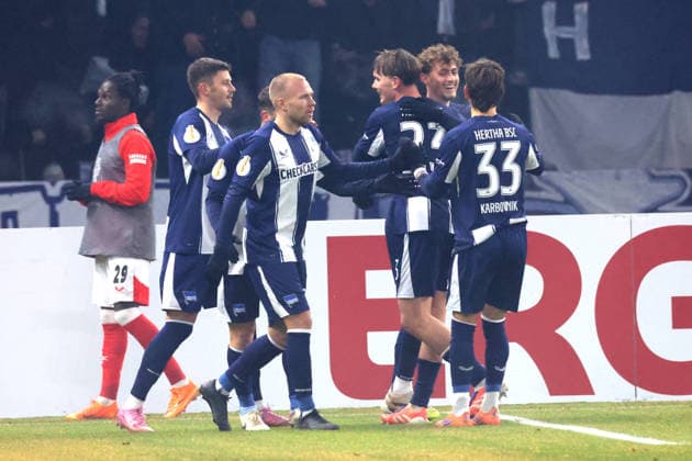 DEU, DFB-Pokal, Hertha BSC vs. 1.FC Kaiserslautern, 02.12.2025, Berliner Olympiastadion, Berlin, DEU, DFB-Pokal, Hertha BSC vs. 1.FC Kaiserslautern, im Bild 6:1 durch Maurice Krattenmacher (Hertha BSC Berlin 14), Hertha-Spielerkreis DFL - regulations prohibit any use of Photographs as image sequences and or quasi-video