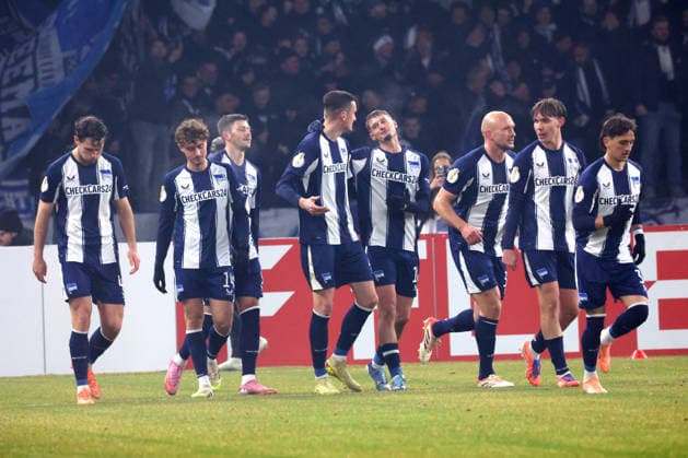 DEU, DFB-Pokal, Hertha BSC vs. 1.FC Kaiserslautern, 02.12.2025, Berliner Olympiastadion, Berlin, DEU, DFB-Pokal, Hertha BSC vs. 1.FC Kaiserslautern, im Bild 6:1 durch Maurice Krattenmacher (Hertha BSC Berlin 14), Hertha-Spielerkreis, Kennet Eichhorn (Hertha BSC Berlin 23), Dawid Kownacki (Hertha BSC Berlin 9) DFL - regulations prohibit any use of Photographs as image sequences and or quasi-video