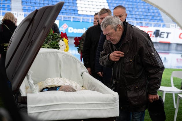 Kyiv bids farewell to a football player and coach Volodymyr Muntian KYIV, UKRAINE - DECEMBER 03: Kyiv residents attend a farewell ceremony for Ukrainian football player and a coach Volodymyr Muntian at a Valerii Lobanovskyi stadium in Kyiv, Ukraine on December 03, 2025. He became champion of the USSR seven times, which is a record in Soviet football (apart from him, Oleg Blokhin also won the USSR championship seven times). He won the USSR Cup twice, was the winner of the UEFA Cup Winners Cup and the UEFA Super Cup, and participated in the 1970 World Cup. After retiring as a player, he coached Ukrainian and foreign football clubs, and under his leadership, the Guinea national team, Nationalteam reached the final stage of the 1998 African Cup of Nations. Volodymyr Muntian passed away at the age of 79 on December 1. Danylo Antoniuk Anadolu Kyiv Ukraine. Editorial use only. Please get in touch for any other usage. Copyright: x2025xAnadoluxDanyloxAntoniukx