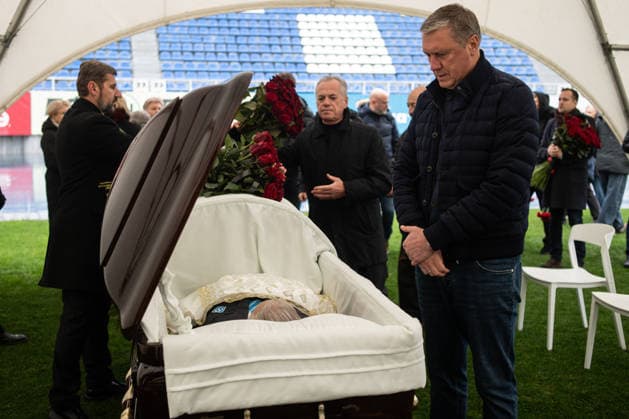Kyiv bids farewell to a football player and coach Volodymyr Muntian KYIV, UKRAINE - DECEMBER 03: Kyiv residents attend a farewell ceremony for Ukrainian football player and a coach Volodymyr Muntian at a Valerii Lobanovskyi stadium in Kyiv, Ukraine on December 03, 2025. He became champion of the USSR seven times, which is a record in Soviet football (apart from him, Oleg Blokhin also won the USSR championship seven times). He won the USSR Cup twice, was the winner of the UEFA Cup Winners Cup and the UEFA Super Cup, and participated in the 1970 World Cup. After retiring as a player, he coached Ukrainian and foreign football clubs, and under his leadership, the Guinea national team, Nationalteam reached the final stage of the 1998 African Cup of Nations. Volodymyr Muntian passed away at the age of 79 on December 1. Danylo Antoniuk Anadolu Kyiv Ukraine. Editorial use only. Please get in touch for any other usage. Copyright: x2025xAnadoluxDanyloxAntoniukx