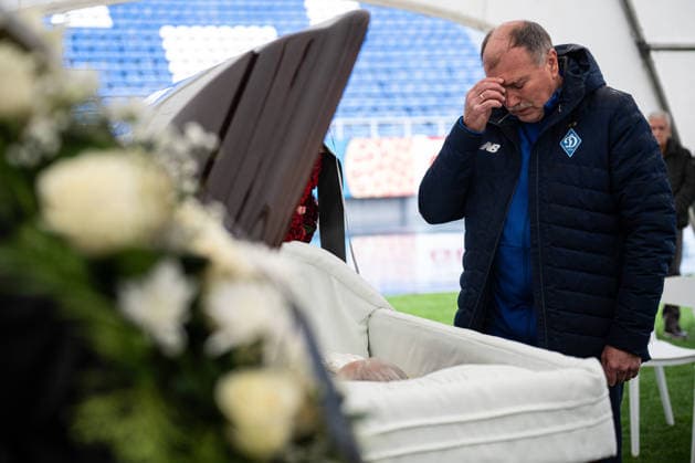 Kyiv bids farewell to a football player and coach Volodymyr Muntian KYIV, UKRAINE - DECEMBER 03: Kyiv residents attend a farewell ceremony for Ukrainian football player and a coach Volodymyr Muntian at a Valerii Lobanovskyi stadium in Kyiv, Ukraine on December 03, 2025. He became champion of the USSR seven times, which is a record in Soviet football (apart from him, Oleg Blokhin also won the USSR championship seven times). He won the USSR Cup twice, was the winner of the UEFA Cup Winners Cup and the UEFA Super Cup, and participated in the 1970 World Cup. After retiring as a player, he coached Ukrainian and foreign football clubs, and under his leadership, the Guinea national team, Nationalteam reached the final stage of the 1998 African Cup of Nations. Volodymyr Muntian passed away at the age of 79 on December 1. Danylo Antoniuk Anadolu Kyiv Ukraine. Editorial use only. Please get in touch for any other usage. Copyright: x2025xAnadoluxDanyloxAntoniukx