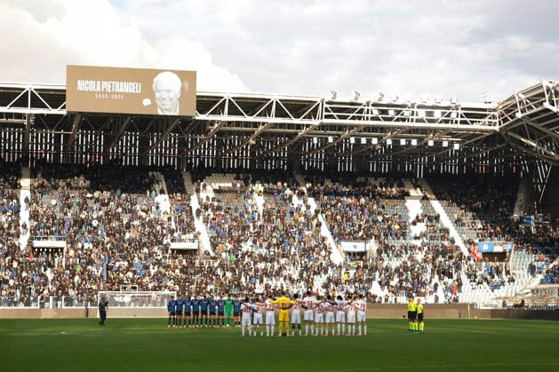 Bergamo, Italy, 3rd December 2025. A minute™s silence is observed in memory of Italian former tennis player Nicola Pietrangeli, who recently passed away, prior to kick off in the Atalanta vs Genoa Coppa Italia match at New Balance Arena, Bergamo. Picture credit should read: Jonathan Moscrop Sportimage EDITORIAL USE ONLY. No use with unauthorised audio, video, data, fixture lists, club league logos or live services. Online in-match use limited to 120 images, no video emulation. No use in betting, games or single club league player publications. SPI_018_JM_ATALANTA_GENOA_CI SPI-4320-0018