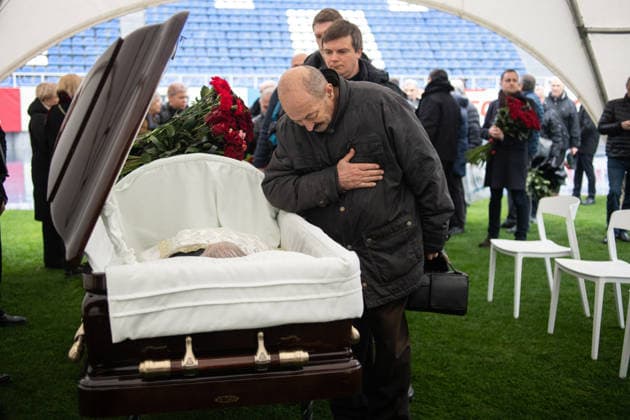 Kyiv bids farewell to a football player and coach Volodymyr Muntian KYIV, UKRAINE - DECEMBER 03: Kyiv residents attend a farewell ceremony for Ukrainian football player and a coach Volodymyr Muntian at a Valerii Lobanovskyi stadium in Kyiv, Ukraine on December 03, 2025. He became champion of the USSR seven times, which is a record in Soviet football (apart from him, Oleg Blokhin also won the USSR championship seven times). He won the USSR Cup twice, was the winner of the UEFA Cup Winners Cup and the UEFA Super Cup, and participated in the 1970 World Cup. After retiring as a player, he coached Ukrainian and foreign football clubs, and under his leadership, the Guinea national team, Nationalteam reached the final stage of the 1998 African Cup of Nations. Volodymyr Muntian passed away at the age of 79 on December 1. Danylo Antoniuk Anadolu Kyiv Ukraine. Editorial use only. Please get in touch for any other usage. Copyright: x2025xAnadoluxDanyloxAntoniukx