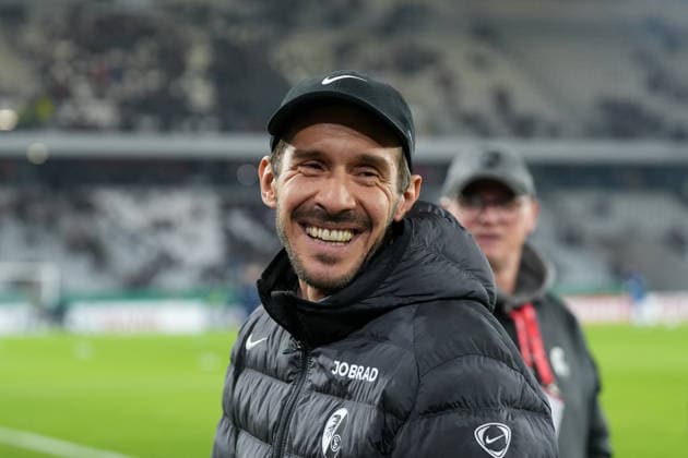 Julian Schuster (SC Freiburg, Trainer) , Fußball, Achtelfinale, DFB Pokal, 2025 26, SC Freiburg vs. SV Darmstadt 98, 03.12.2025, Europa-Park Stadion, Freiburg, Deutschland DFB REGULATIONS PROHIBIT ANY USE OF PHOTOGRAPHS AS IMAGE SEQUENCES AND OR QUASI-VIDEO. Freiburg Europa-Park Stadion Baden-Württemberg Deutschland Copyright: xArnexAmbergx