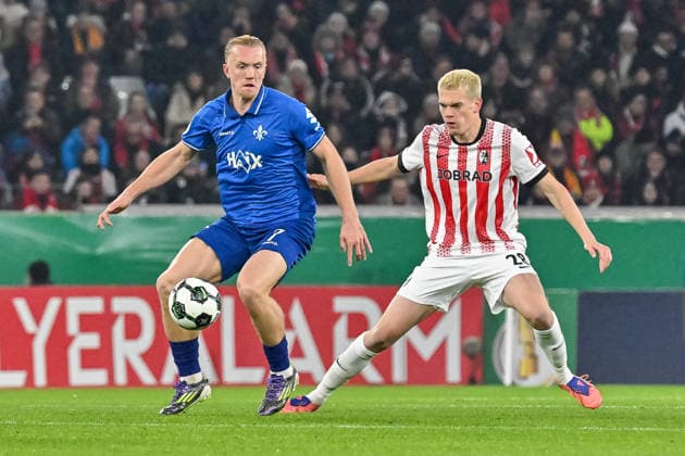 Isac Lidberg (SV Darmstadt 98, 07), Matthias Ginter (SC Freiburg, 28) im Duell um den Ball. GER, SC Freiburg - SV Darmstadt 98, Fussball, DFB Pokal, Achtelfinale, Spielzeit 2025 2026, 03.12.2025 DFB REGULATIONS PROHIBIT ANY USE OF PHOTOGRAPHS AS IMAGE SEQUENCES AND OR QUASI-VIDEO GER, SC Freiburg - SV Darmstadt 98, Fussball, DFB Pokal, Achtelfinale, Spielzeit 2025 2026, 03.12.2025 Freiburg Copyright: xEibner-Pressefoto ThomasxHessx EP_THS