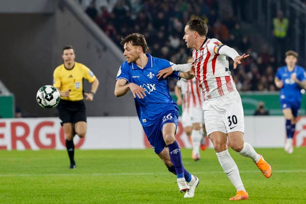Matthias Bader (SV Darmstadt , 26) und Christian Günter, Gunter (SC Freiburg, 30) im Laufduell , Deutschland, Fussball, DFB Pokal, Achtelfinale, 2025 2026, SC Freiburg vs. SV Darmstadt 98, 03.12.2025, Europa-Park Stadion , Freiburg im Breisgau, Deutschland Freiburg im Breisgau Europa-Park Stadion Baden-Wuerttemberg Deutschland Copyright: xGrantxHubbsx