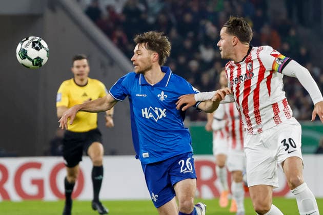 Matthias Bader (SV Darmstadt , 26) und Christian Günter, Gunter (SC Freiburg, 30) im Laufduell , Deutschland, Fussball, DFB Pokal, Achtelfinale, 2025 2026, SC Freiburg vs. SV Darmstadt 98, 03.12.2025, Europa-Park Stadion , Freiburg im Breisgau, Deutschland Freiburg im Breisgau Europa-Park Stadion Baden-Wuerttemberg Deutschland Copyright: xGrantxHubbsx
