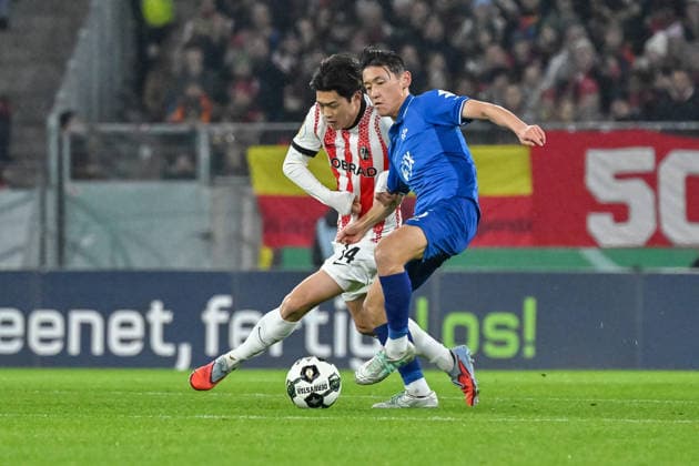 Yuito Suzuki (SC Freiburg, 14), Hiroki Akiyama (SV Darmstadt 98, 16) im Duell um den Ball. GER, SC Freiburg - SV Darmstadt 98, Fussball, DFB Pokal, Achtelfinale, Spielzeit 2025 2026, 03.12.2025 DFB REGULATIONS PROHIBIT ANY USE OF PHOTOGRAPHS AS IMAGE SEQUENCES AND OR QUASI-VIDEO GER, SC Freiburg - SV Darmstadt 98, Fussball, DFB Pokal, Achtelfinale, Spielzeit 2025 2026, 03.12.2025 Freiburg Copyright: xEibner-Pressefoto ThomasxHessx EP_THS