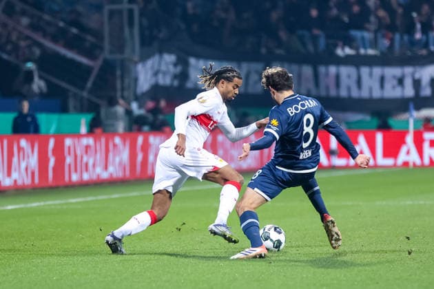 Zweikampf zwischen Thomas Kastanaras (VfB Stuttgart, 22) und Kjell Waetjen (VfL Bochum, 8) GER, VfL Bochum gegen VfB Stuttgart, Fussball, DFB-Pokal, Achtelfinale, Spielzeit 2025 2026, 03.12.2025 DFL REGULATIONS PROHIBIT ANY USE OF PHOTOGRAPHS AS IMAGE SEQUENCES AND OR QUASI-VIDEO GER, VfL Bochum gegen VfB Stuttgart, Fussball, DFB-Pokal, Achtelfinale, Spielzeit 2025 2026, 03.12.2025 Bochum Copyright: xEibner-Pressefoto FrankxZeisingx EP_FZG