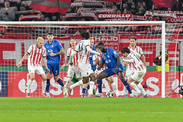 Patric Pfeiffer (SV Darmstadt 98, 06) am Ball und im Duell mit Yuito Suzuki (SC Freiburg, 14), Johan Manzambi (SC Freiburg, 44) GER, SC Freiburg - SV Darmstadt 98, Fussball, DFB Pokal, Achtelfinale, Spielzeit 2025 2026, 03.12.2025 DFB REGULATIONS PROHIBIT ANY USE OF PHOTOGRAPHS AS IMAGE SEQUENCES AND OR QUASI-VIDEO GER, SC Freiburg - SV Darmstadt 98, Fussball, DFB Pokal, Achtelfinale, Spielzeit 2025 2026, 03.12.2025 Freiburg Copyright: xEibner-Pressefoto ThomasxHessx EP_THS