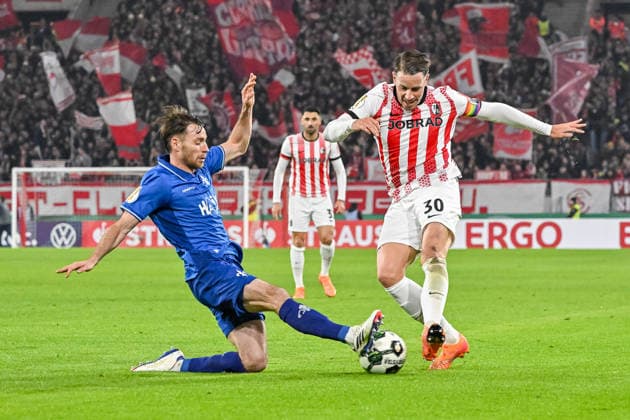 Matthias Bader (SV Darmstadt 98, 26) graescht grätscht nach dem Ball bei Christian Guenter (SC Freiburg, 30) GER, SC Freiburg - SV Darmstadt 98, Fussball, DFB Pokal, Achtelfinale, Spielzeit 2025 2026, 03.12.2025 DFB REGULATIONS PROHIBIT ANY USE OF PHOTOGRAPHS AS IMAGE SEQUENCES AND OR QUASI-VIDEO GER, SC Freiburg - SV Darmstadt 98, Fussball, DFB Pokal, Achtelfinale, Spielzeit 2025 2026, 03.12.2025 Freiburg Copyright: xEibner-Pressefoto ThomasxHessx EP_THS