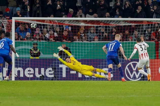 1:0 Elfmeter Tor fuer SC Freiburg durch Vincenzo Grifo (SC Freiburg, 32) , Deutschland, Fussball, DFB Pokal, Achtelfinale, 2025 2026, SC Freiburg vs. SV Darmstadt 98, 03.12.2025, Europa-Park Stadion , Freiburg im Breisgau, Deutschland Freiburg im Breisgau Europa-Park Stadion Baden-Wuerttemberg Deutschland Copyright: xGrantxHubbsx