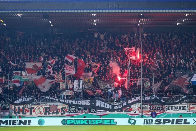 Fankurve VfB Stuttgart GER, VfL Bochum gegen VfB Stuttgart, Fussball, DFB-Pokal, Achtelfinale, Spielzeit 2025 2026, 03.12.2025 DFL REGULATIONS PROHIBIT ANY USE OF PHOTOGRAPHS AS IMAGE SEQUENCES AND OR QUASI-VIDEO GER, VfL Bochum gegen VfB Stuttgart, Fussball, DFB-Pokal, Achtelfinale, Spielzeit 2025 2026, 03.12.2025 Bochum Copyright: xEibner-Pressefoto FrankxZeisingx EP_FZG