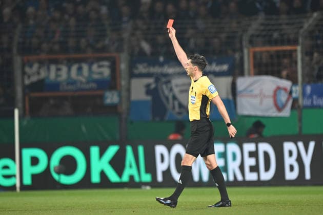Schiedsrichter Florian BADSTUEBNER, zeigt nach Videobeweis, Koelner Keller, VAR, Video Assistent Referee, Videoschiedsrichter, die Rote Karte, Platzverweis, an Phiilipp STROMPF (BO) Fussball, DFB Pokal, Achtelfinale, Round of 16, VfL Bochum (BO) - VfB Stuttgart (S) am 03.12.2025, Vonovia Ruhrstadion Bochum Deutschland. DFL regulations prohibit any use of photographs as image sequences and or quasi-video Â