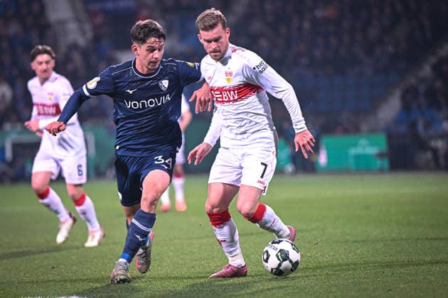 Deutschland, Fußball, DFB-Pokal, 2025 2026, VfL Bochum vs VfB Stuttgart, 03.12.2025, Vonovia Ruhrstadion, Bochum, Deutschland, Zweikampf Maximilian Mittelstädt (VfB Stuttgart, 7) vs Cajetan Lenz (VfL Bochum, 34) Copyright: xMarkusxVerwimpx